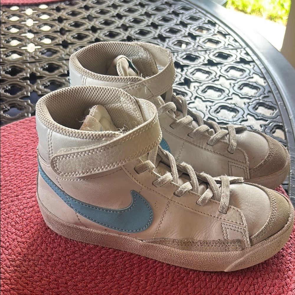 Nike Cream and Blue Sneakers Classic Style